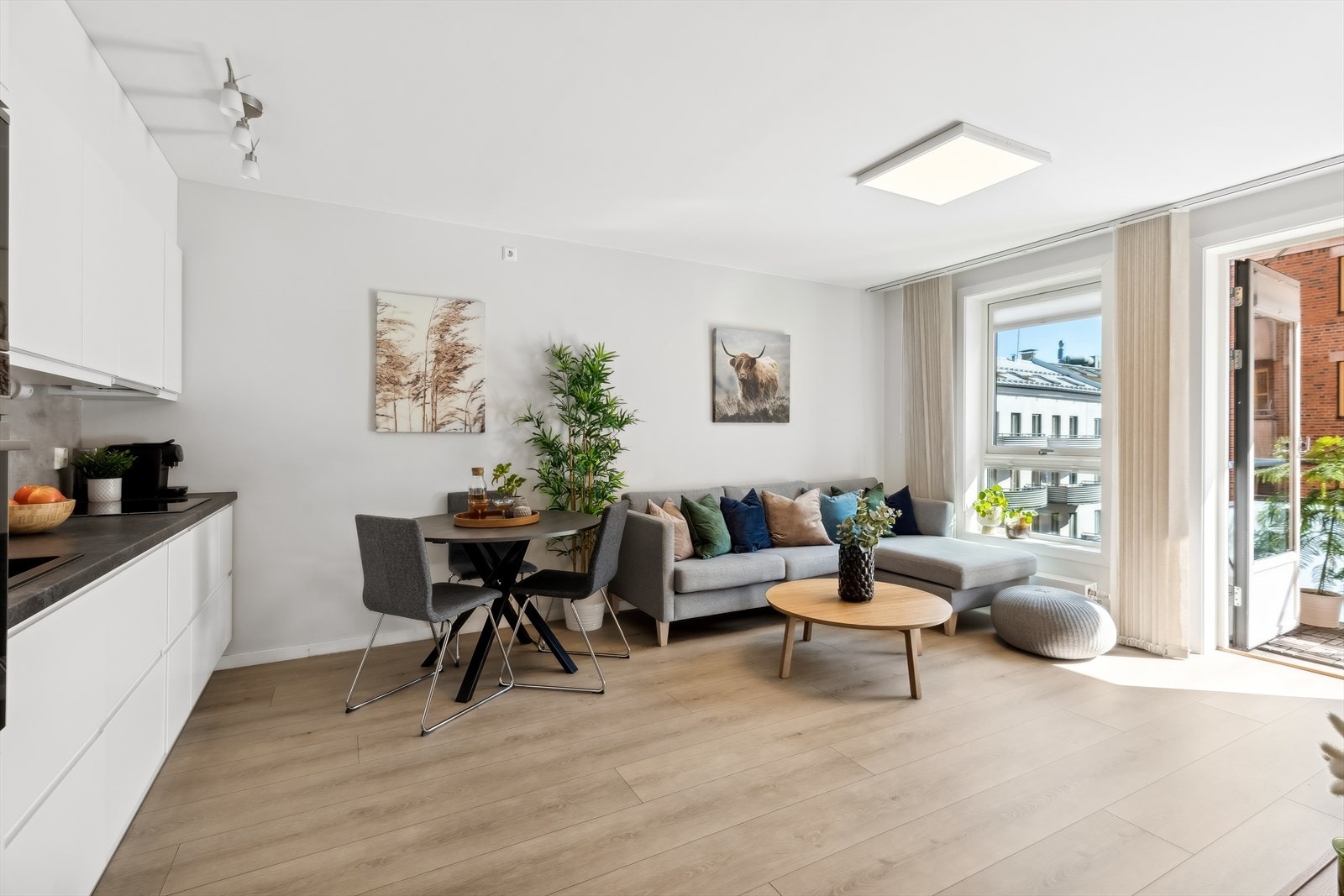 Leiligheten har moderne overflater med laminat på gulvet og lysmalte flater forøvrig. Galleribilde