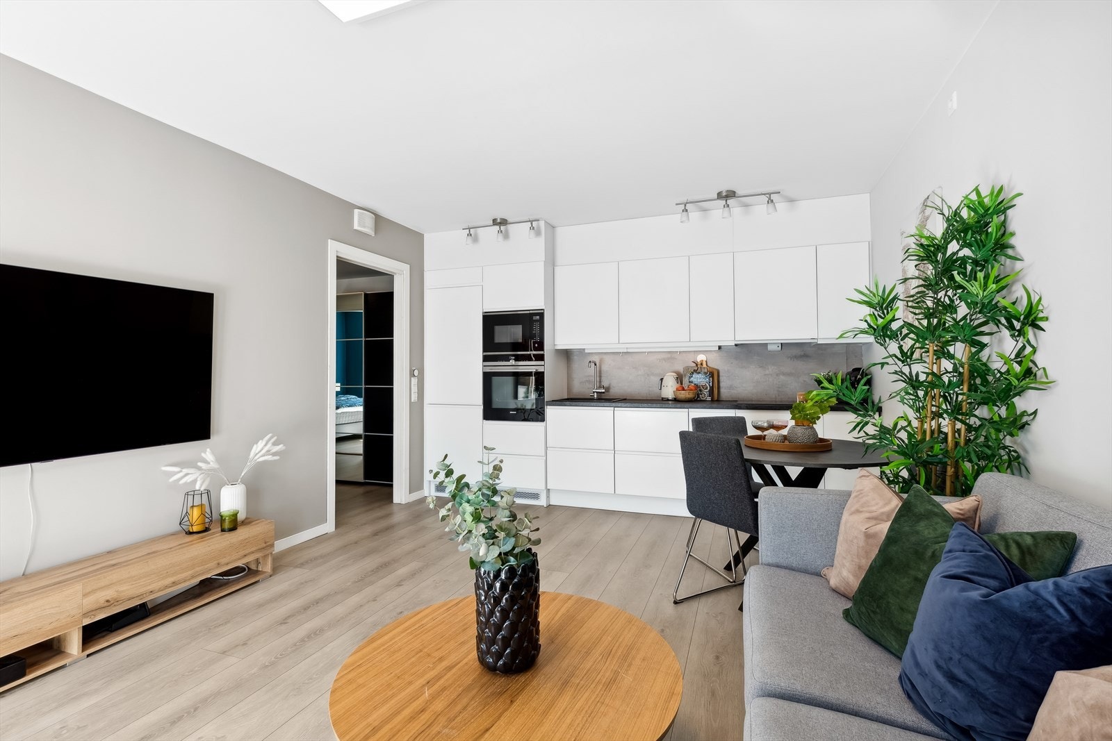 Stuen og kjøkkenet er i en praktisk åpen løsning, noe som sørger for plassbesparelse og rom for både spisebord og sofa. Galleribilde