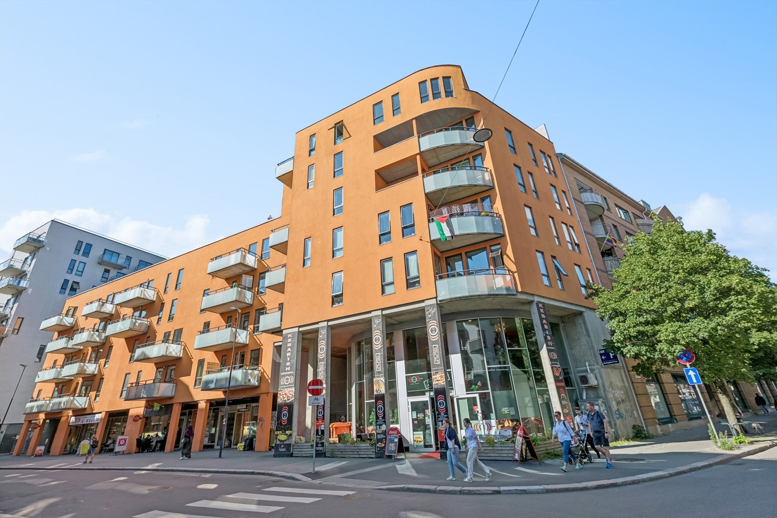 Leiligheten ligger svært sentralt med rusleavstand til en rekke spisesteder, butikker, kollektivtransport og rekreasjon. Galleribilde