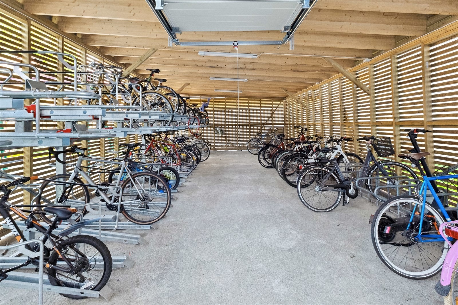 Borettslaget har praktisk sykkelparkering. Galleribilde