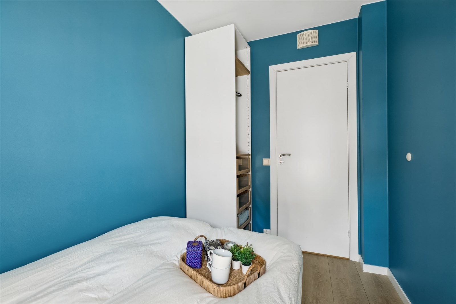 Dette soverommet har et oversiktlig garderobeskap med skuffer og oppheng. Galleribilde