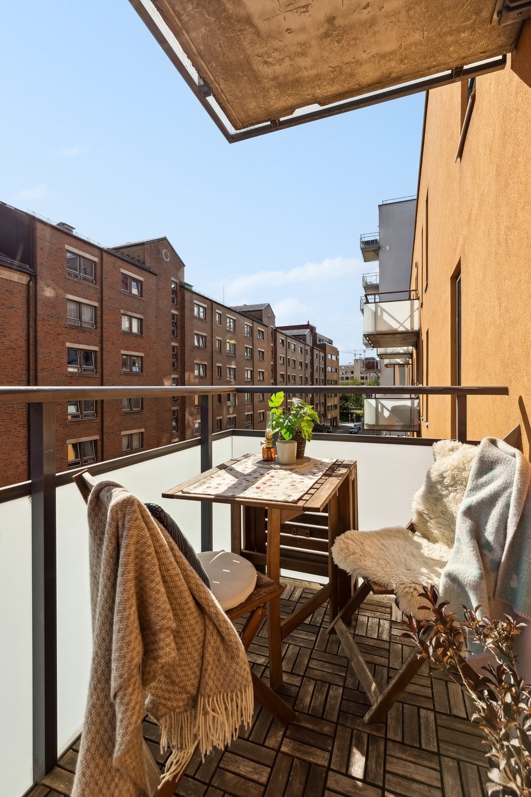 Du har fin plass til et lite kafésett ser du kan nyte en god kopp morgenkaffe. Galleribilde