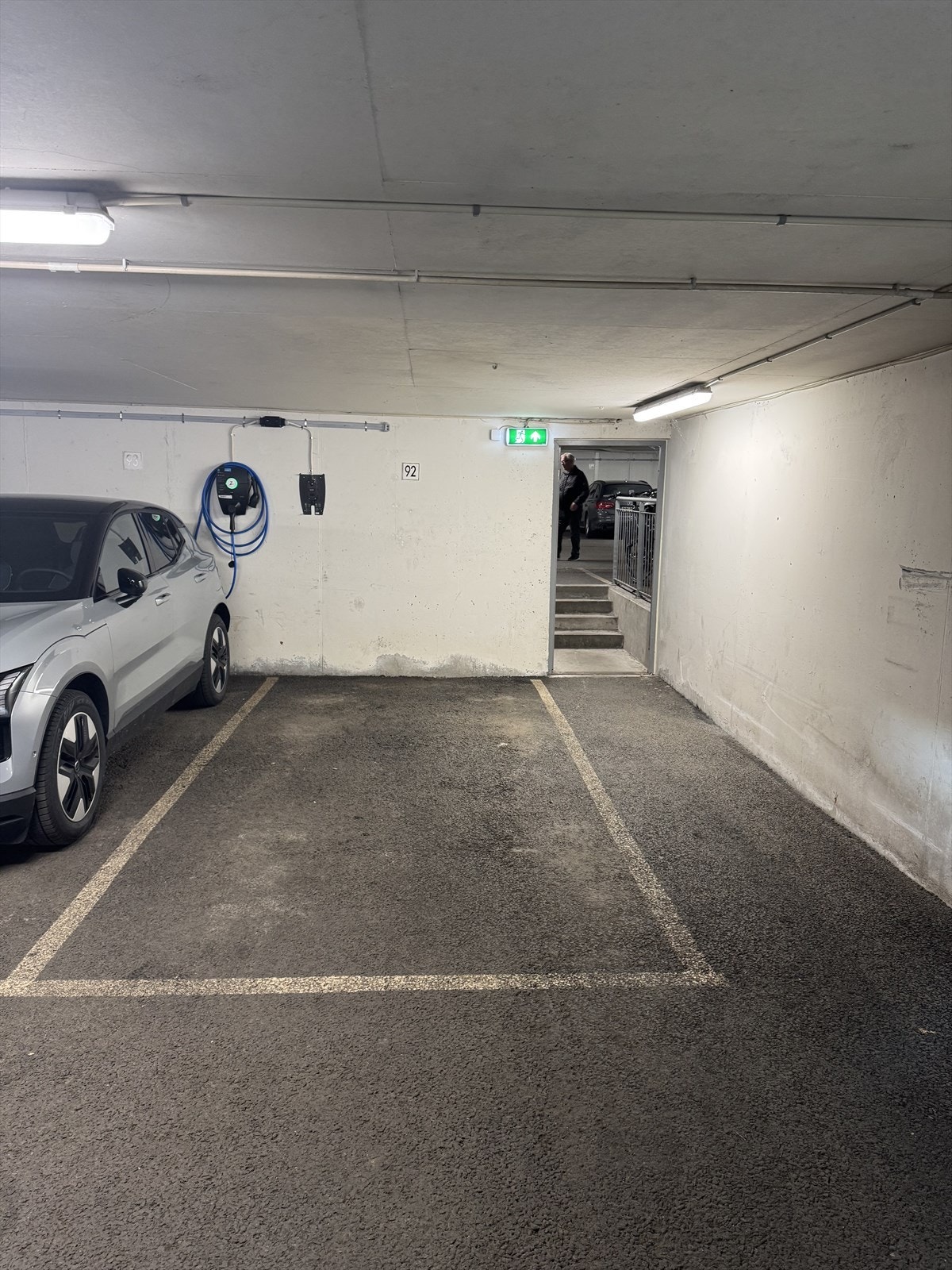 Medfølgende garasjeplass med mulighet for etablering av EL. Plassen er gunstig, og helt på enden. Galleribilde