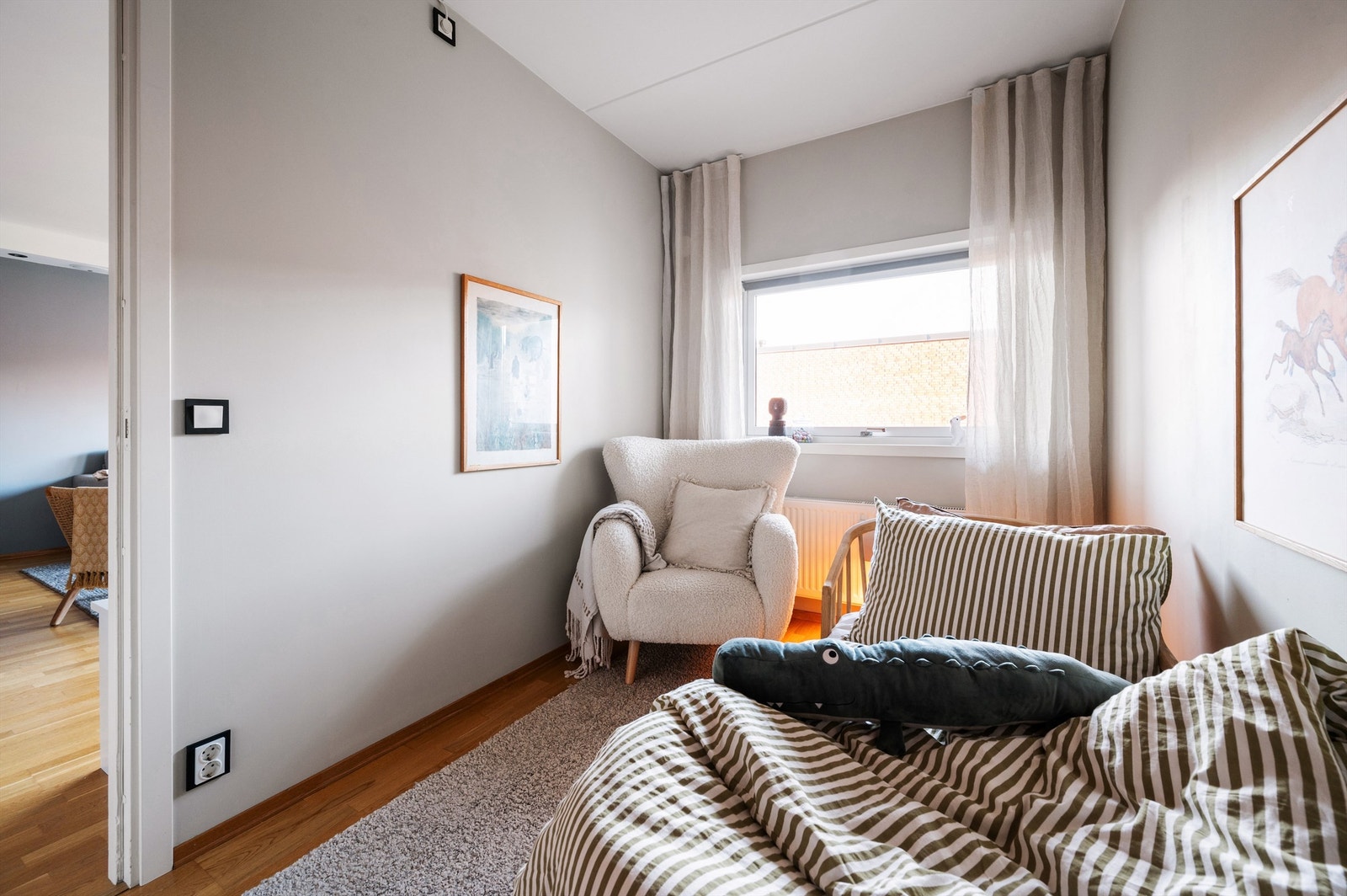 Rommet er selvsagt fleksibelt i bruk og passer utmerket som både gjesterom, barnerom eller kanskje et romslig kontor? Galleribilde