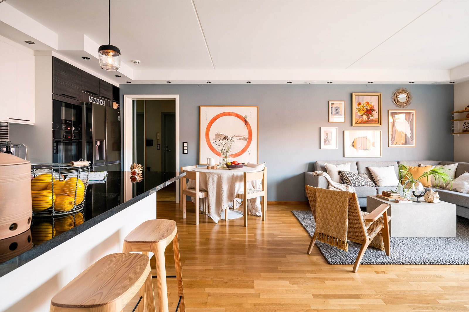 Langs taket i stuen er det satt inn downlights som gir et lunt lys Galleribilde