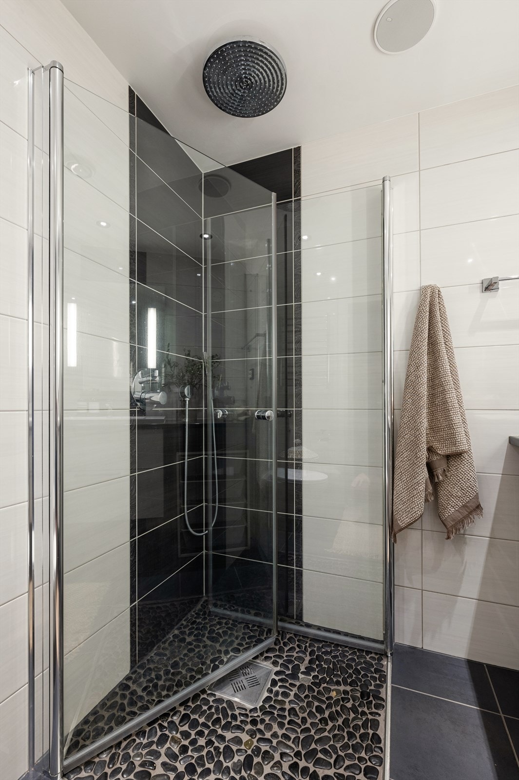 Dusjhjørne med innfellbare glassdører og rainshower Galleribilde
