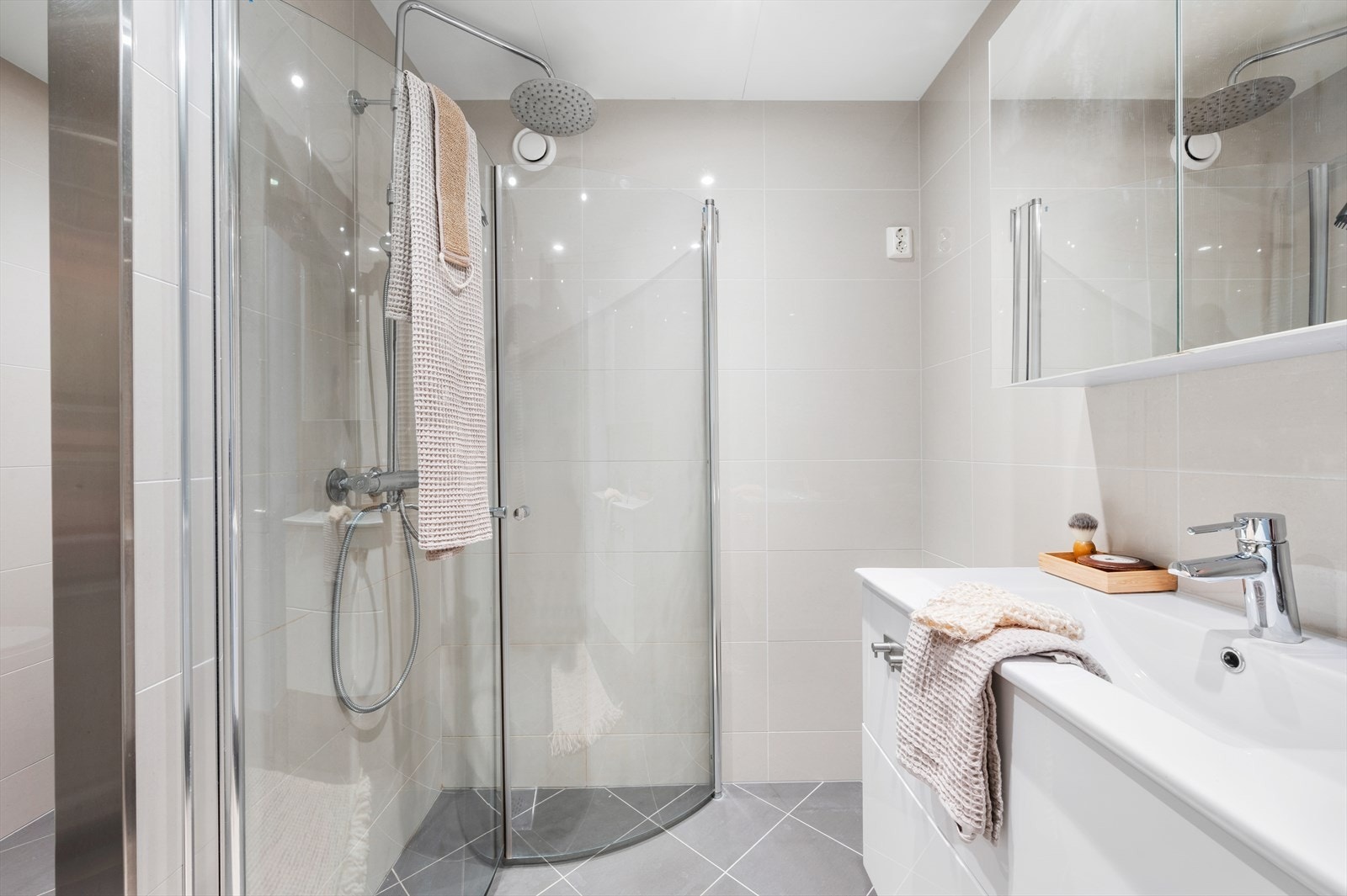 - Merk de innfellbare dusjdørene som er svært plassbesparende - Galleribilde