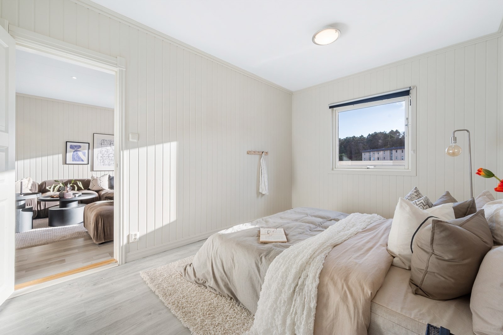 - God plass til dobbeltseng i ønsket størrelse, samt øvrig møblement - Galleribilde