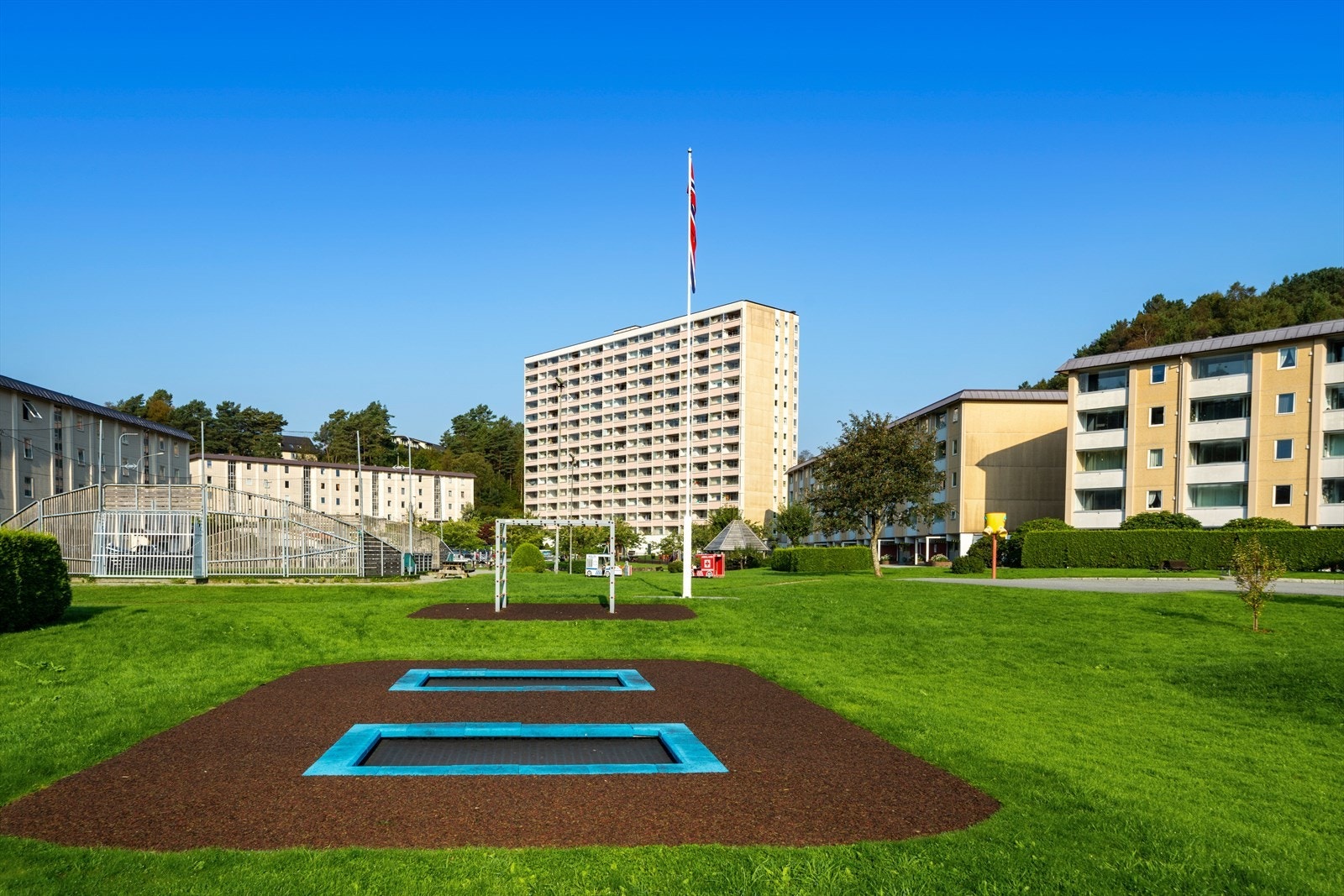 - På tomten finner du flere lekeplasser, treningsapparater, ballbinge, grillhytte mm. - Galleribilde