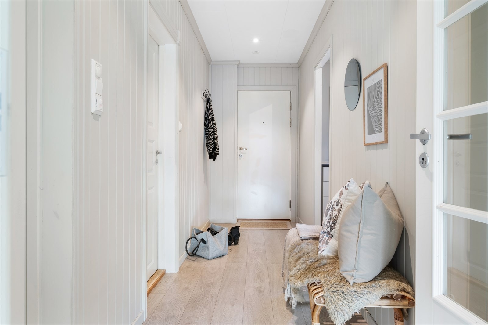 - Entréen er lys og innbydende, og har god plass til oppbevaring av sko og tøy - Galleribilde