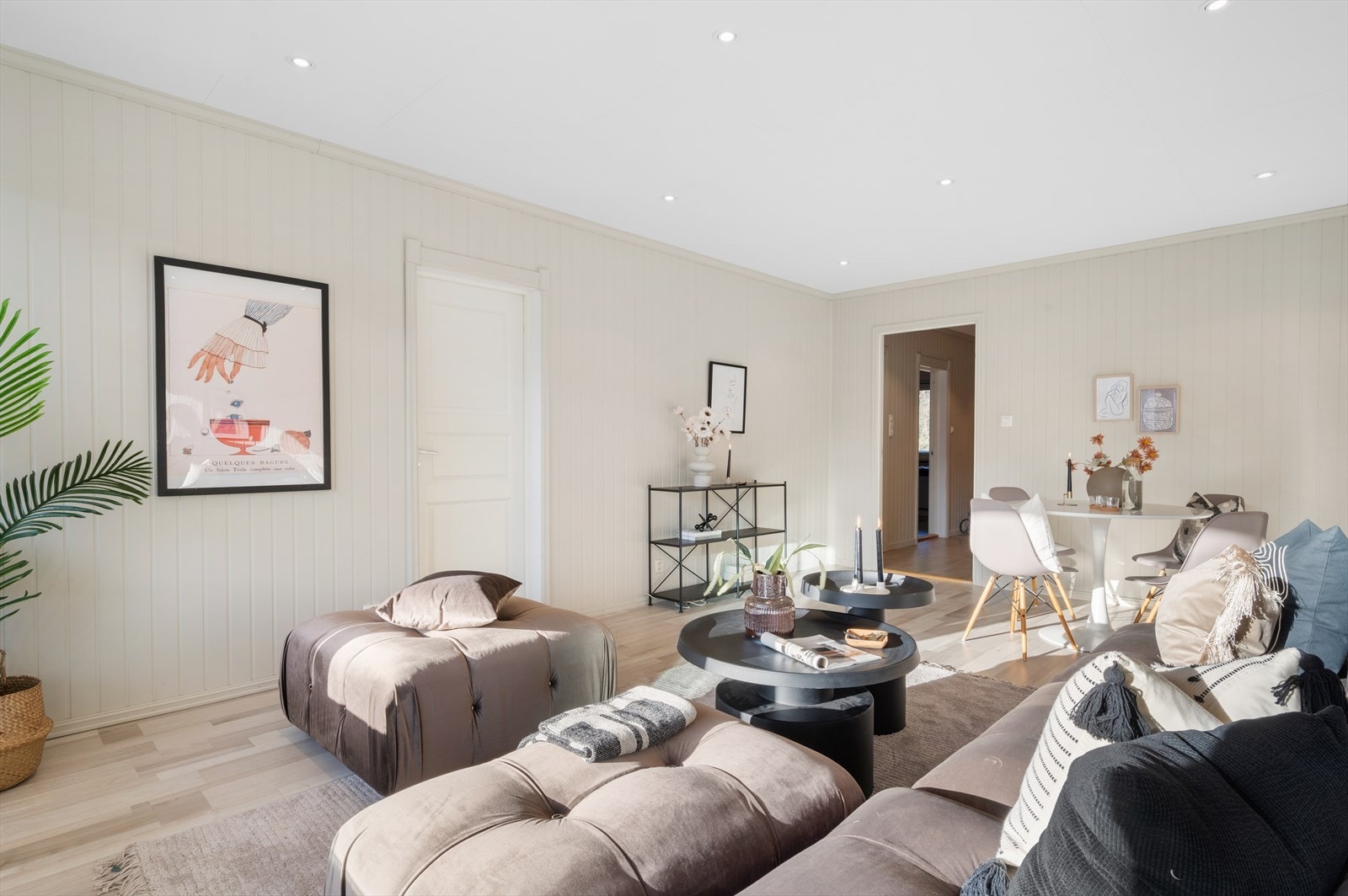 - Stuen måler 21,6m² og har god plass til sofagruppe og spisebord i hver sin naturlige sone - Galleribilde