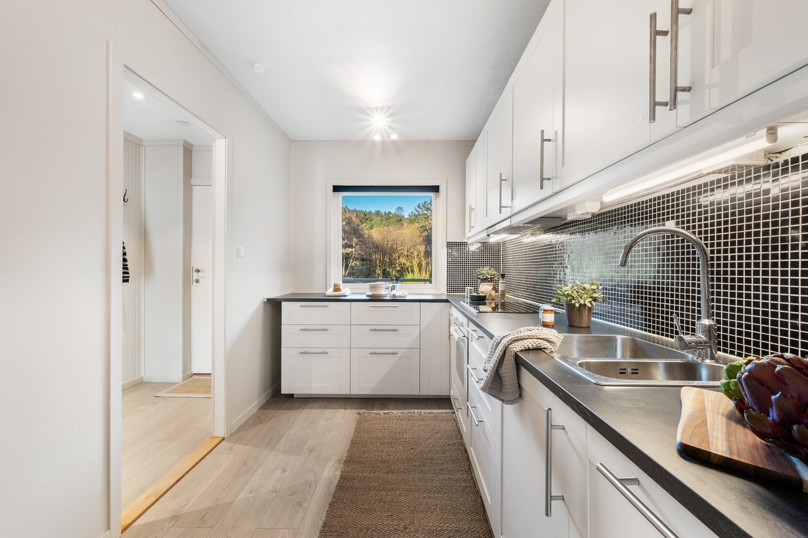 - Klassisk, tidløs innredning med profilerte fronter og benkeplate av laminat. Ny eier får gleden av integrert keramisk platetopp, stekeovn og oppvaskmaskin - Galleribilde