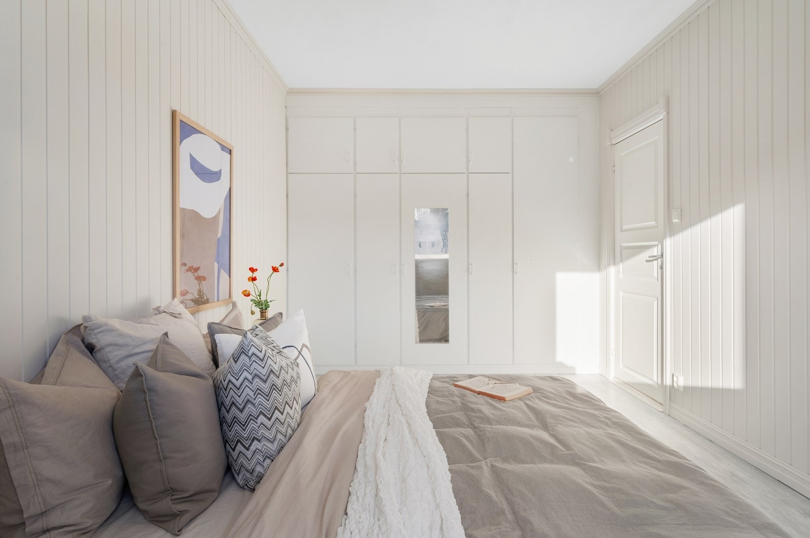 - Fra soverommet har du videre tilkomst til innvendig bod på 3,8m² - Galleribilde