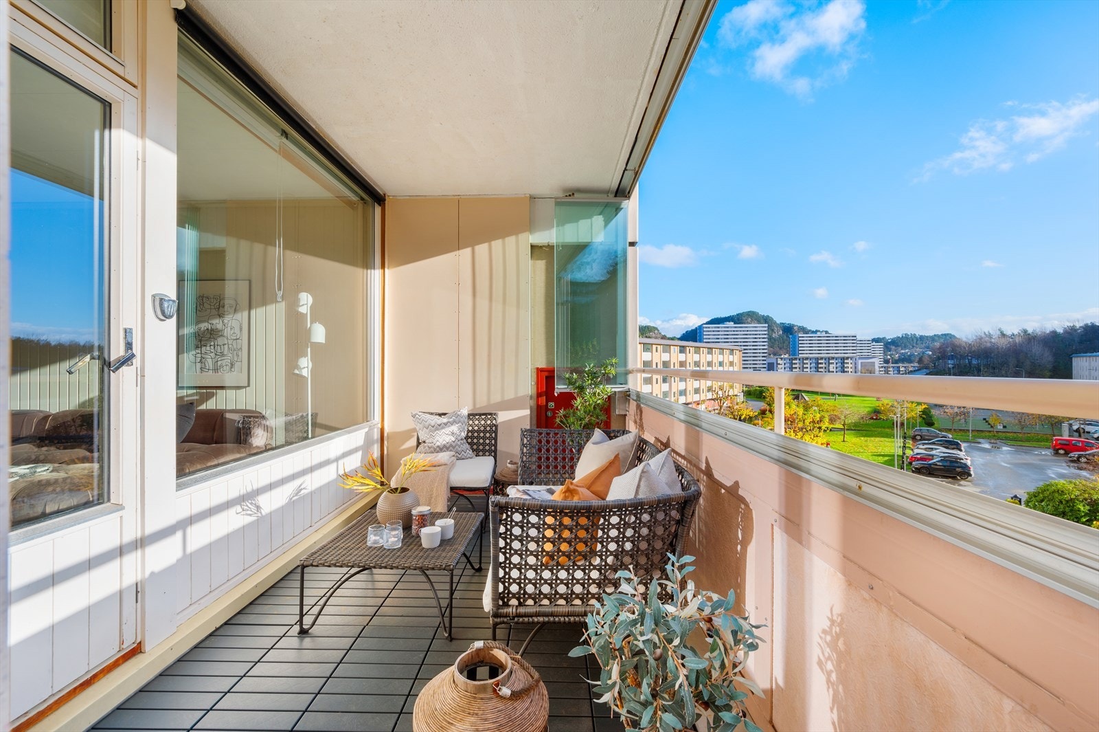 - Det at balkongen er innglasset gjør bruksmulighetene betraktelig større, og den kan nytes store deler av året - Galleribilde