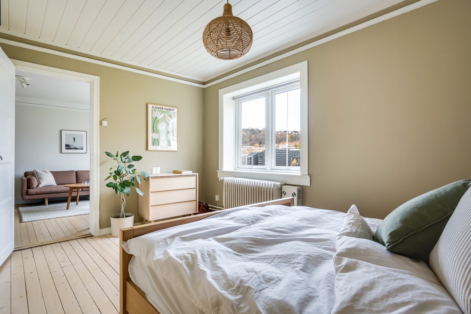 Behagelig soverom malt i luen farger. Gulvet er belagt med heltre gulvbord. Galleribilde