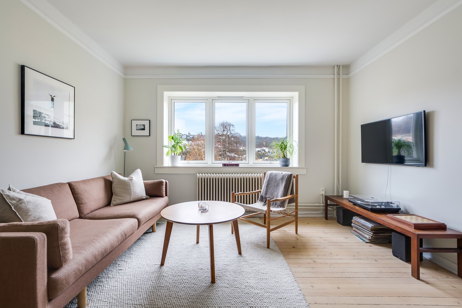 Stuen har en god plass til både sofagruppe, spisebord og TV med tilhørende møblement. Galleribilde