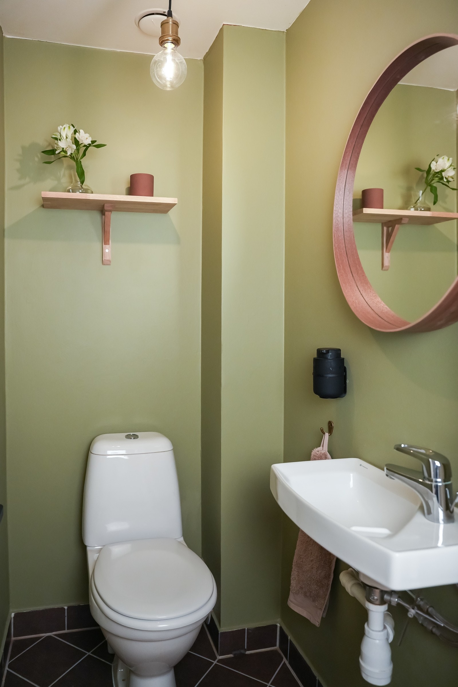 Separat toalettrom med adgang fra entréen. Toalettrommet inneholder vegghengt servant, speil og gulvstående toalett. Galleribilde