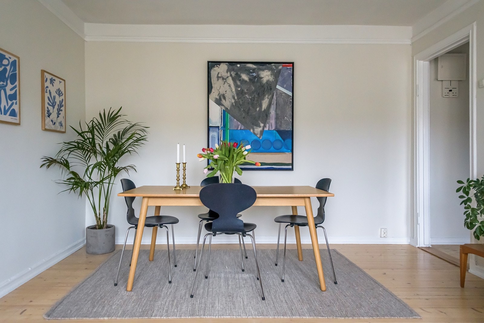 God plass til spisebord i stue. Vinduene med to-lags glass er fra 2022. Galleribilde