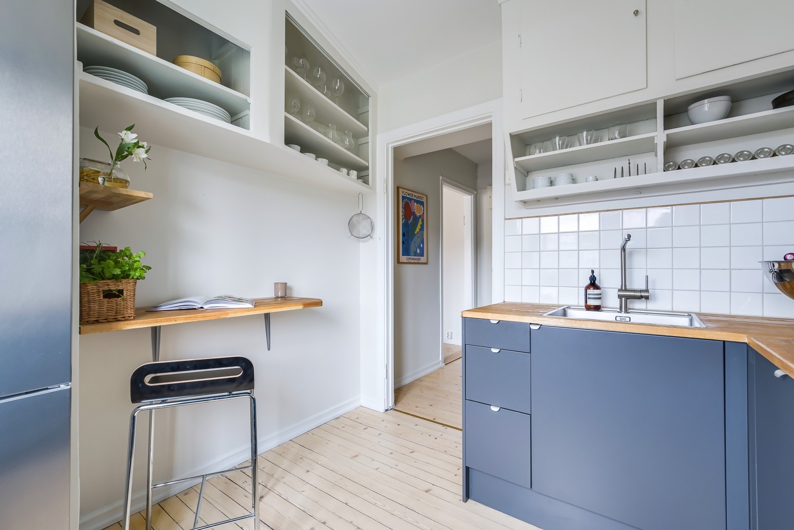 Alle intregrerte hvitevarer medfølger, samt gulvstående kjøleskap. Galleribilde