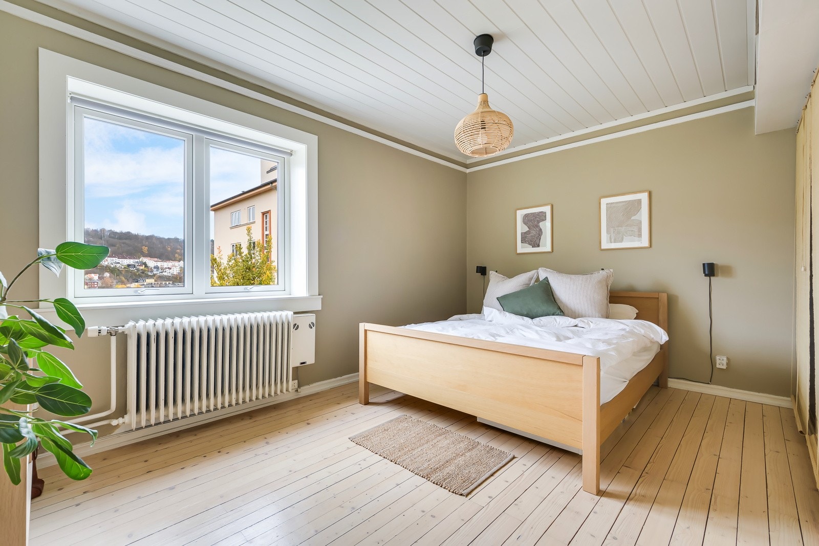 Her har du god plass til dobbeltseng, nattbord på hver side. Det er i tillegg plass til garderobeløsning om ønskelig. Galleribilde