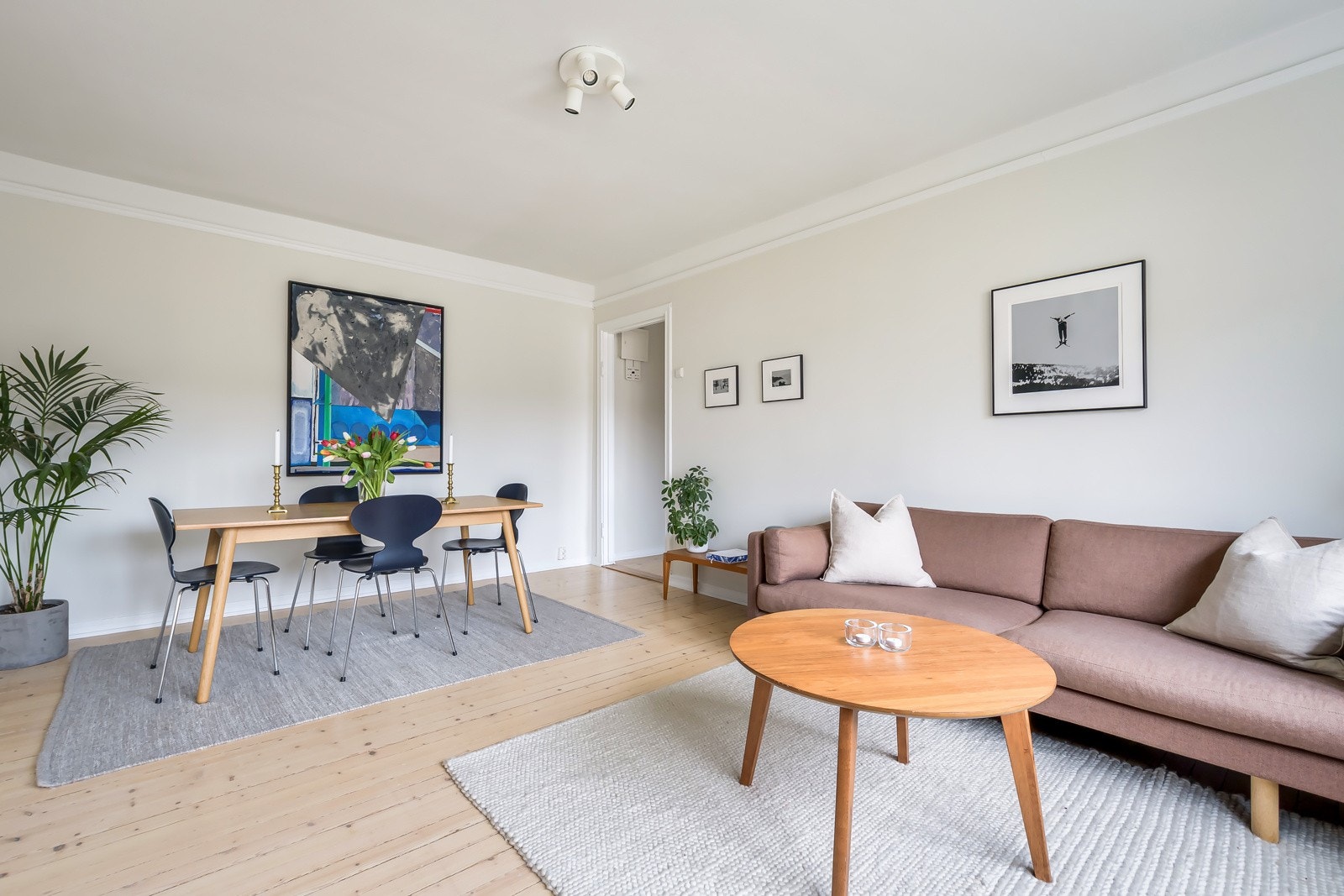 Varmtvann, fyring via radiator og internett er inludert i felleskostnader. Galleribilde