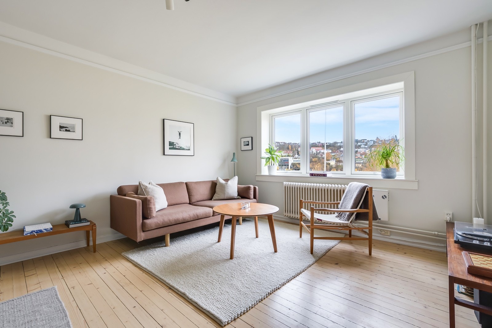 Det er store vindusflater med brede karmer som slipper inn rikelig med naturlig lys i boligen. Galleribilde