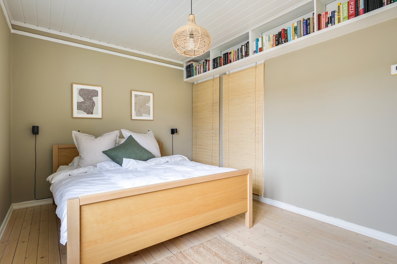 Bak forheng på vegg til høyre, finner du en praktisk og integrert garderobeløsning. Galleribilde