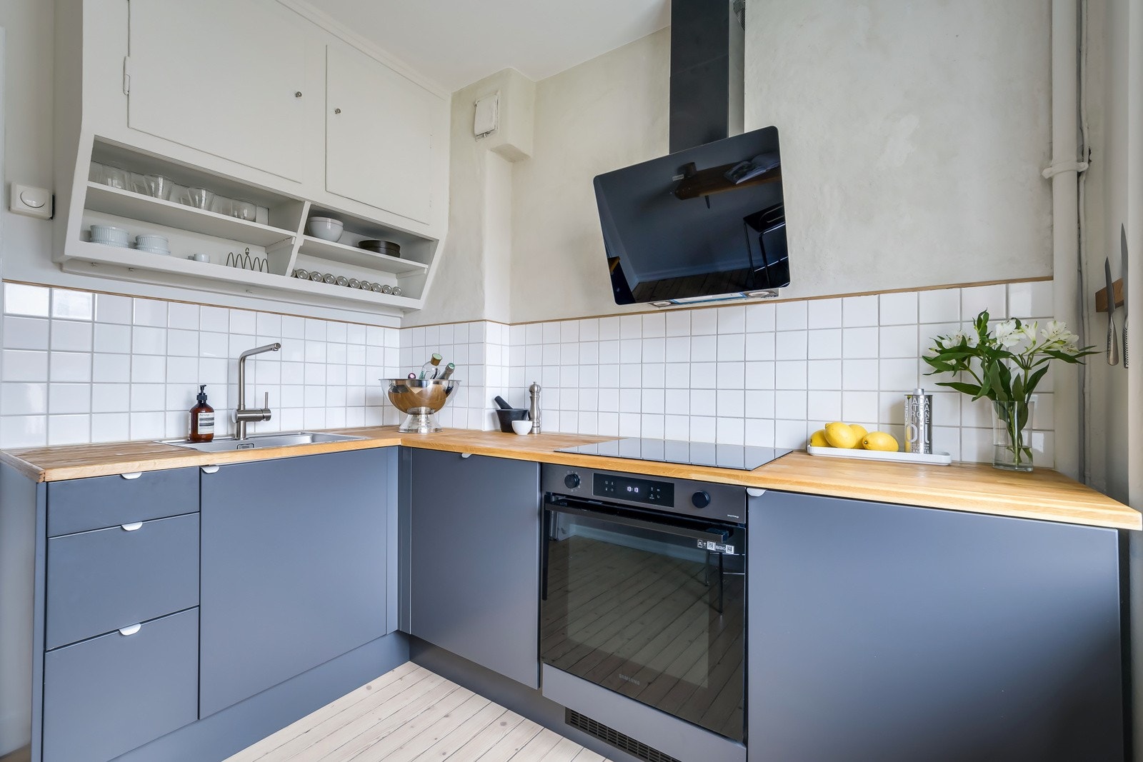 Her har du godt med skap- og benkeplass for matlaging og oppbevaring. Galleribilde