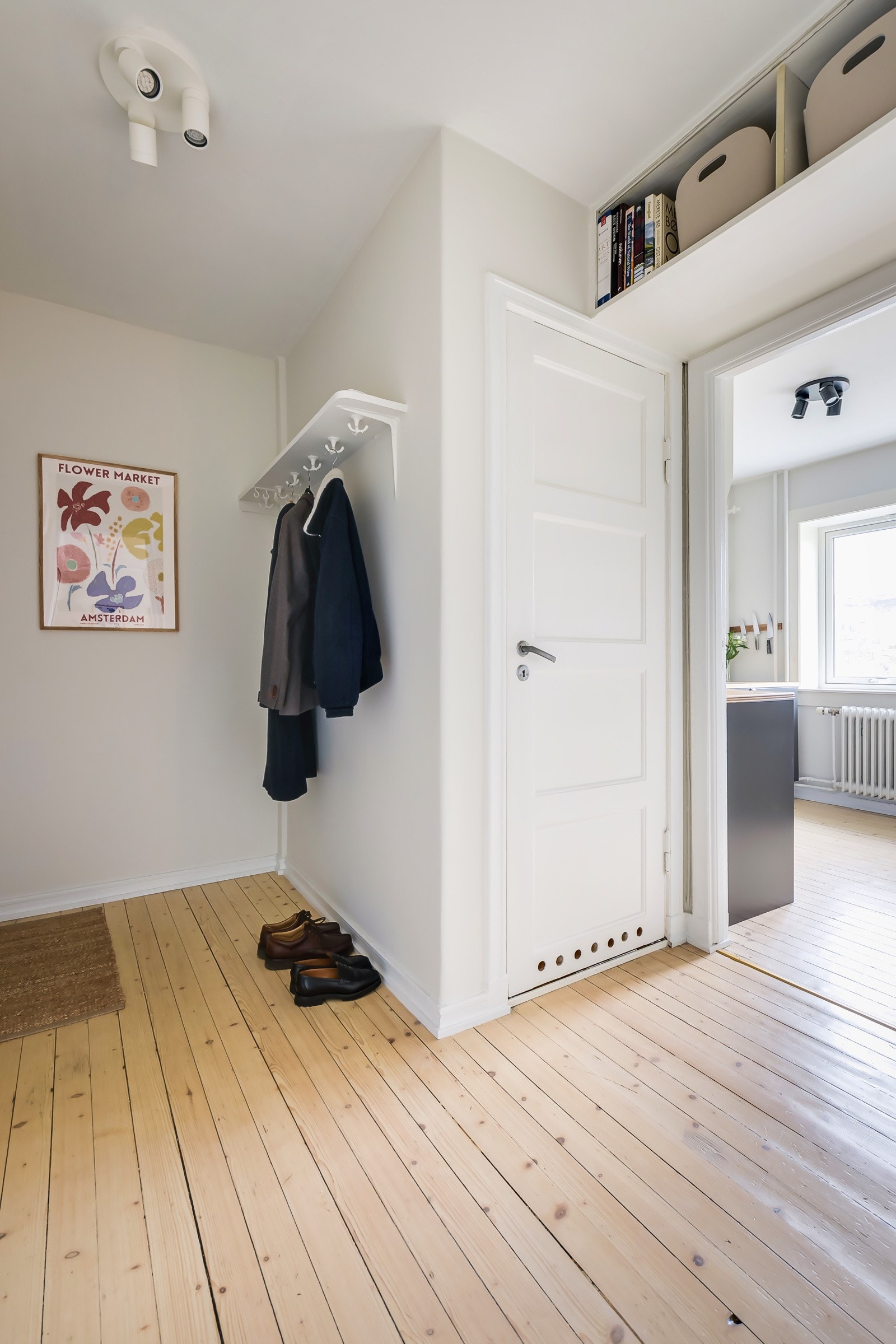 Entréen er innbydende med plass til å plassere fra seg sko og yttertøy. Galleribilde