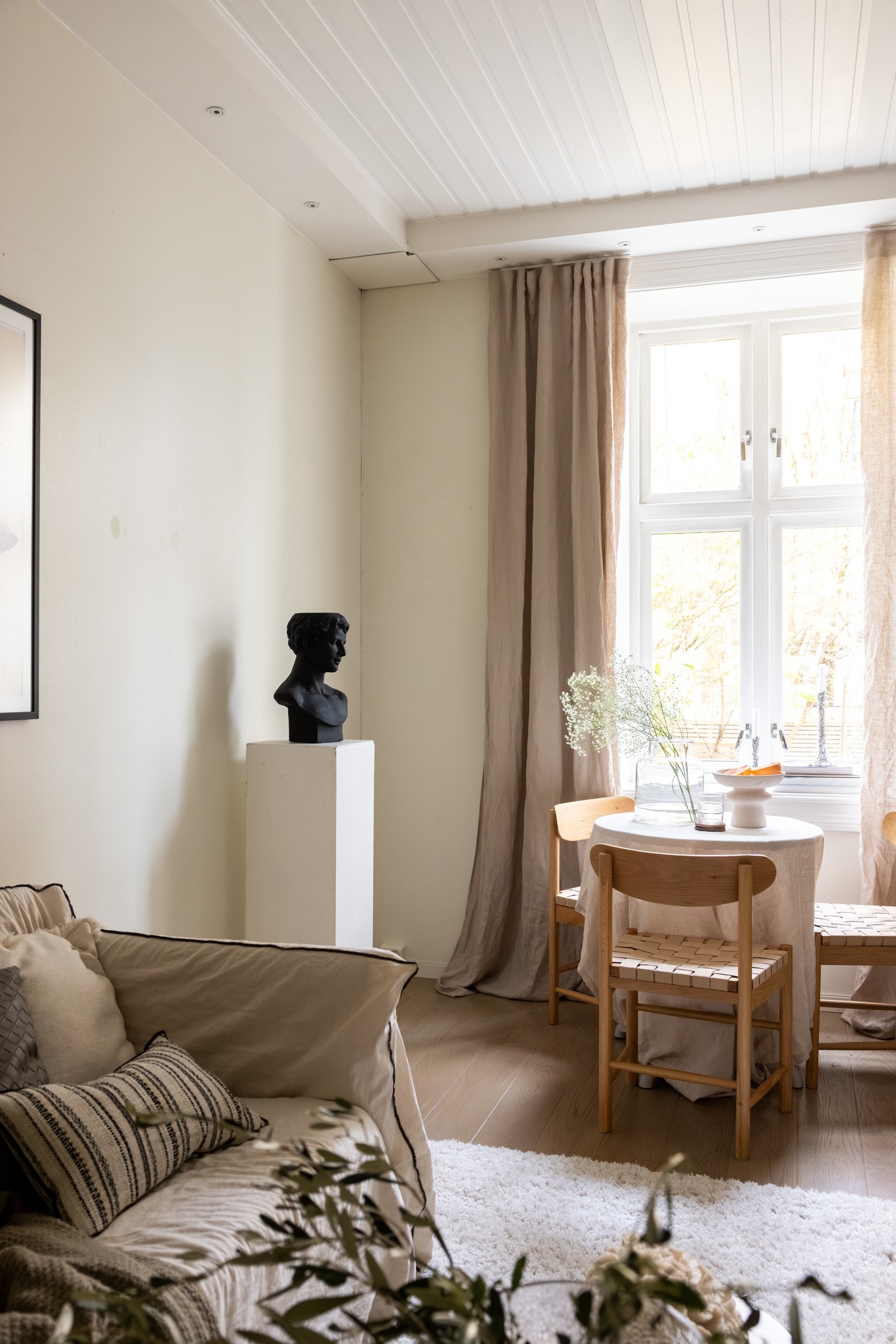Romløsningen gjør det enkelt å dele inn i hyggelige soner, og det er god plass til sofagruppe og spisegruppe. Galleribilde