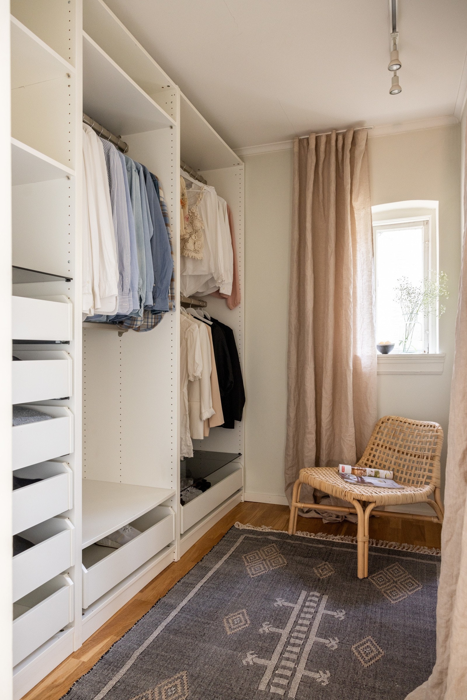 Godt utnyttet areal innredet som walk-in closet, med smarte løsninger for oppbevaring av klær, sko og tilbehør - alt lett tilgjengelig rett utenfor entréen. Galleribilde