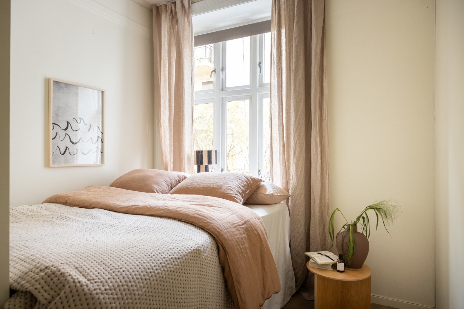 Vinduer vender ut mot en rolig og skjermet bakgård. Galleribilde