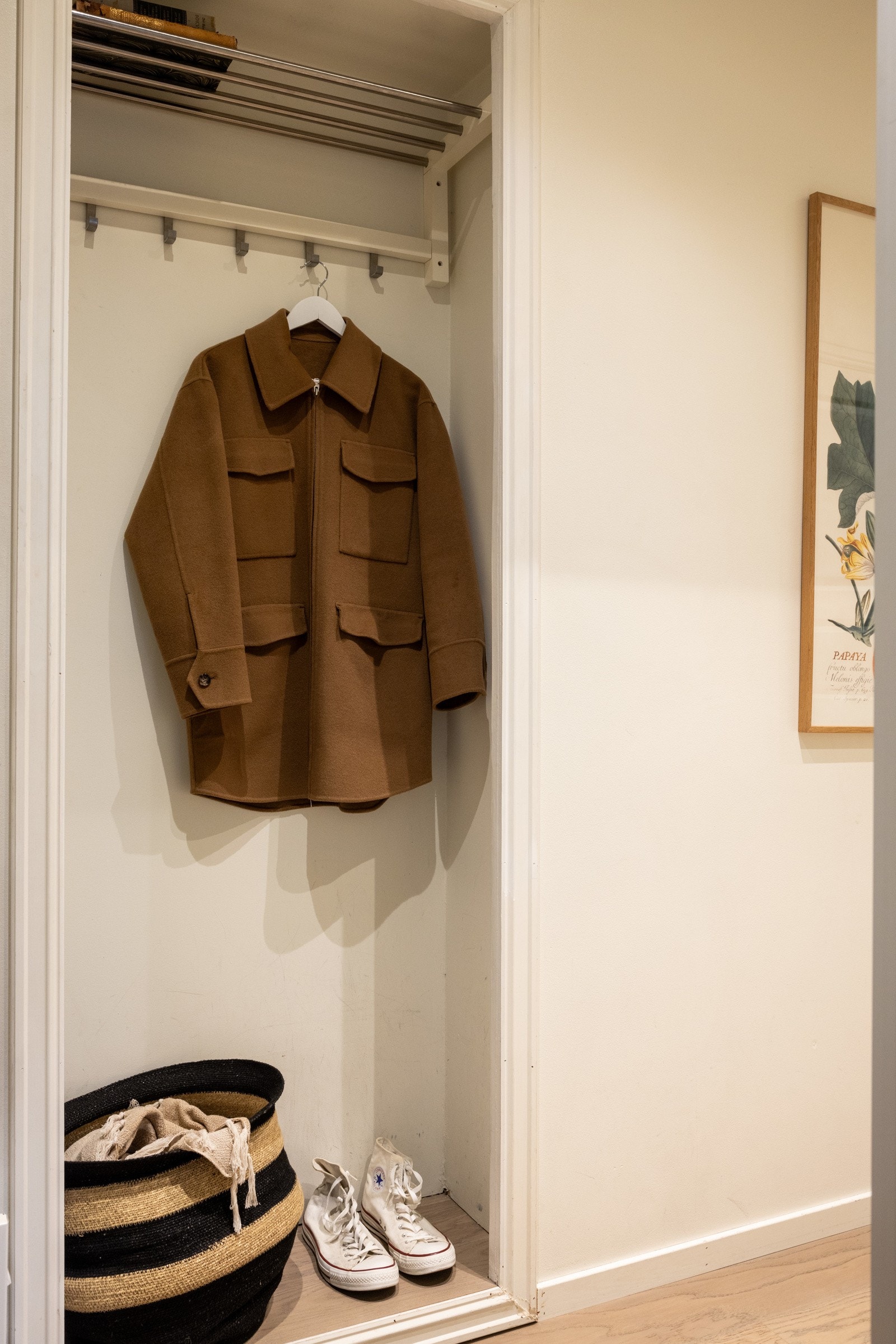 Her blir man møtt av en innbydende entré/gang, med god plass til garderobeløsning, samt praktisk innhukk for oppbevaring av jakker og sko. Galleribilde