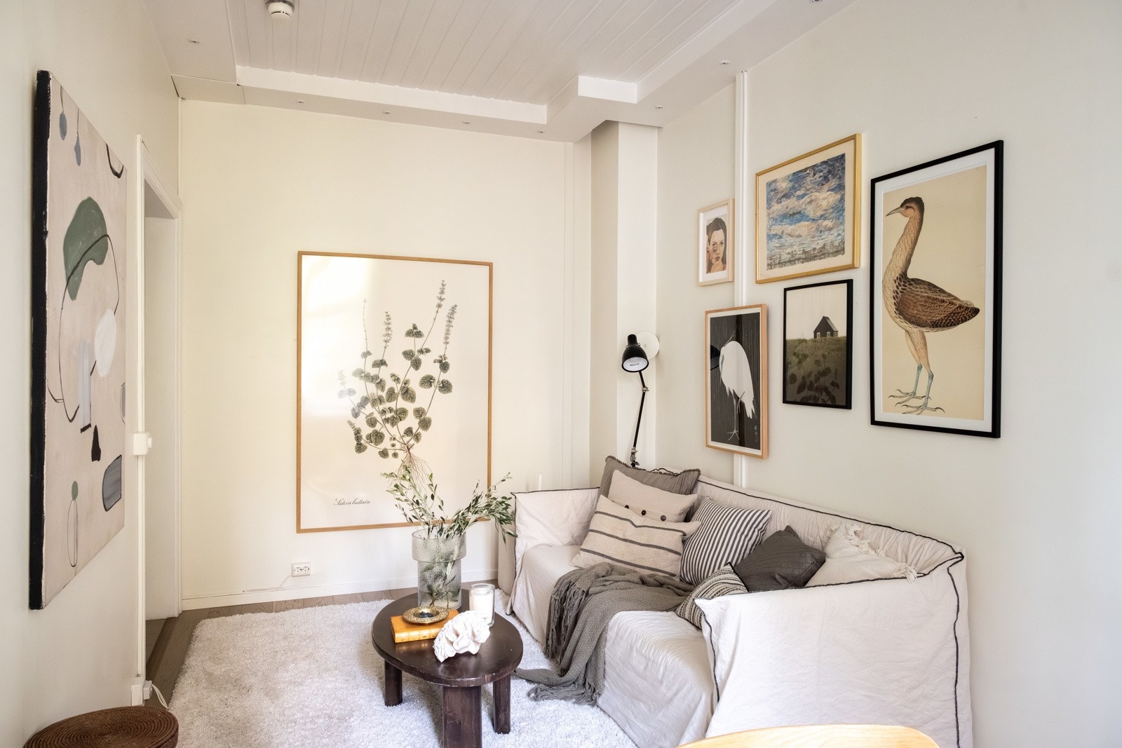 Store vinduer og en romslig takhøyde på 2,90 meter slipper inn rikelig med dagslys. Galleribilde