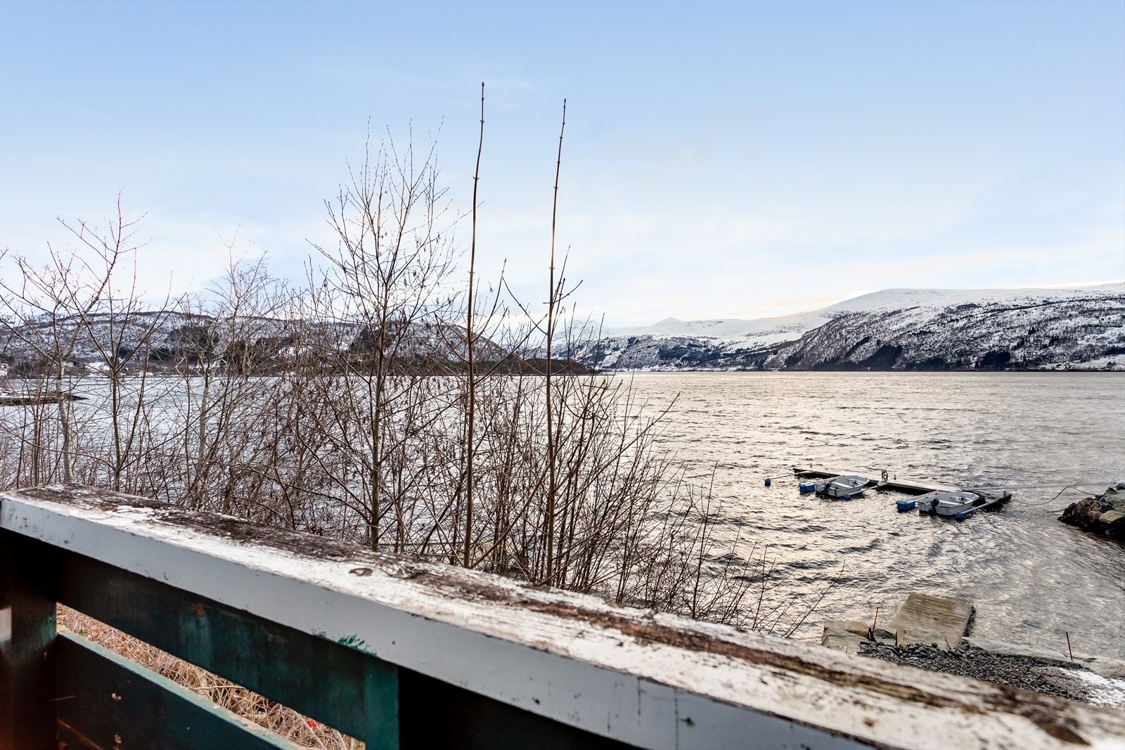 Eigedommen har utsikt mot fjord og fjellheim Galleribilde
