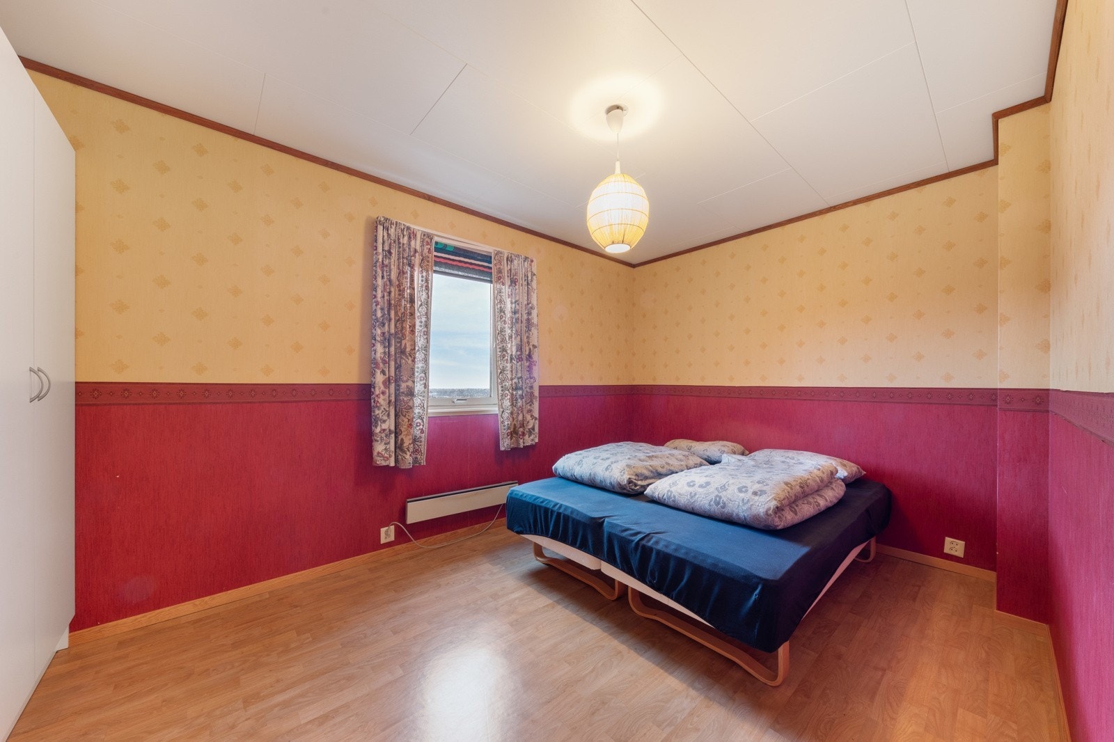 Det er tre soverom i underetasjen Galleribilde