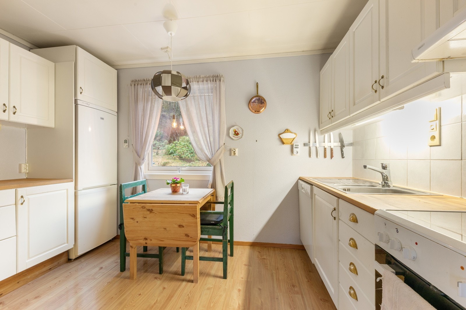 Lyst og triveleg kjøkken, med godt med skapplass Galleribilde