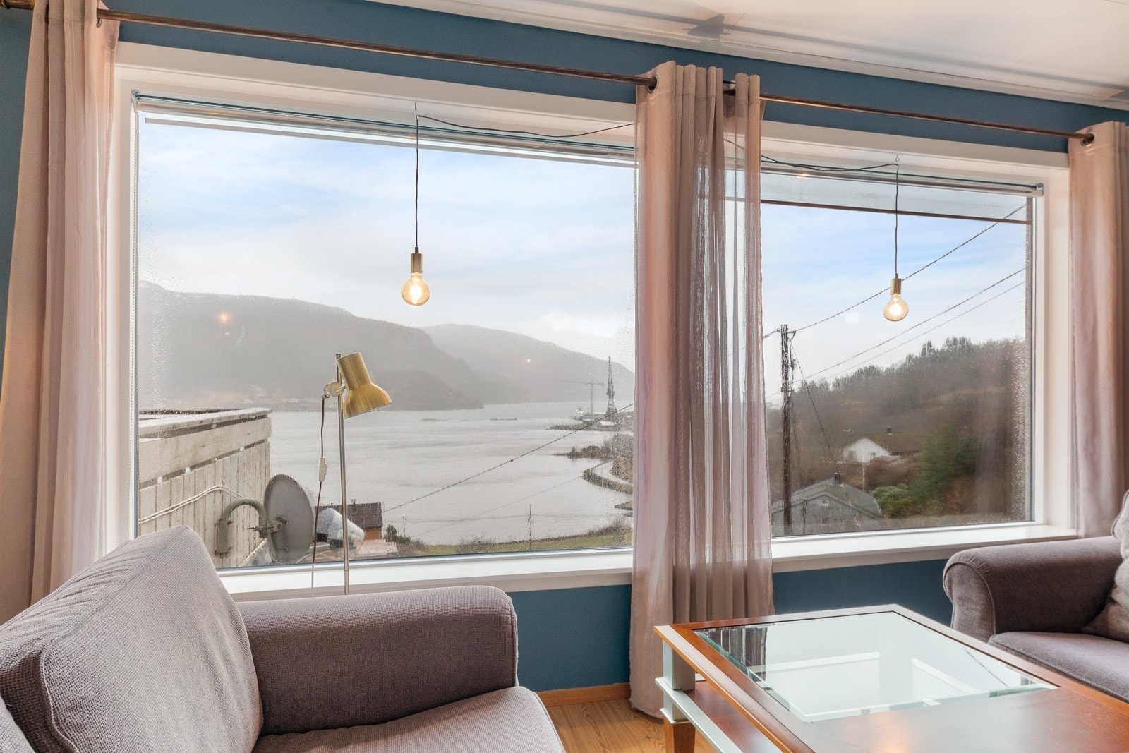 Her kan ein nyte utsikta frå stovevinduet Galleribilde