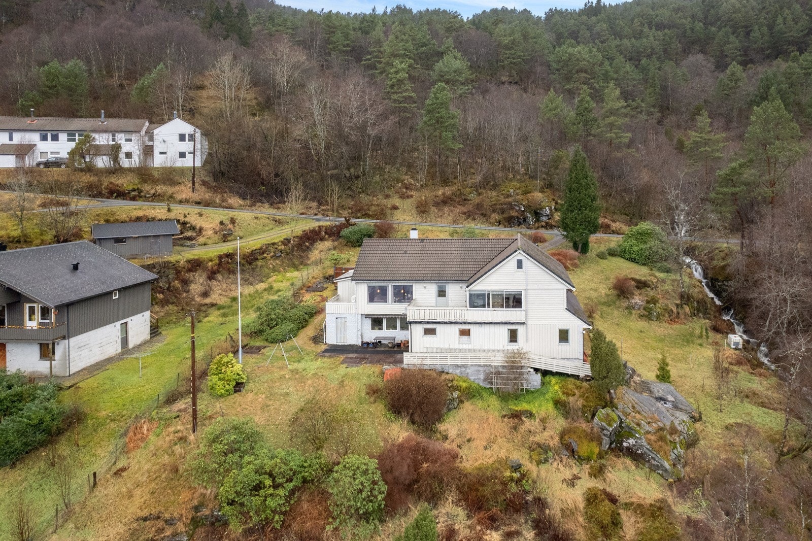 Det er fleire fine turmoglegheiter i området, og seljar anbefaler spesielt Bøheia som turmål, kor det går sti frå byggefeltet opp Galleribilde