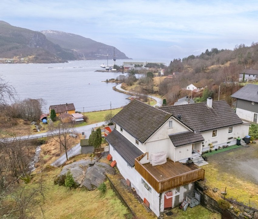 Eigedomen ligg i byggefelt på Ytre Bø og frå eigedomen har eit godt utsyn over Bøfjorden og landområdet aust for fjorden Galleribilde