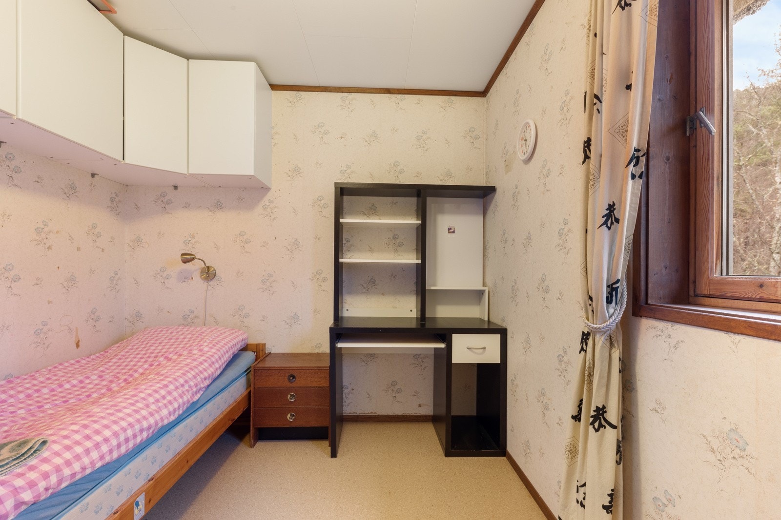 Det er tre soverom i hovudetasjen Galleribilde