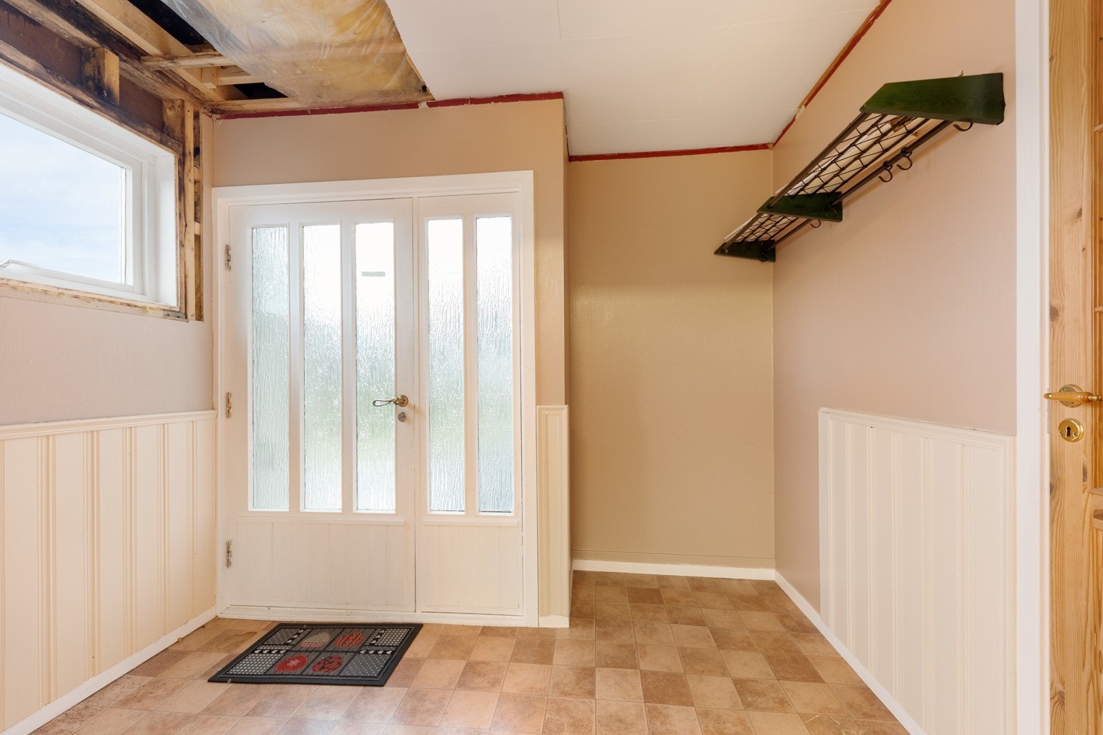 Entrè med plass til å oppheng for jakker og sko Galleribilde