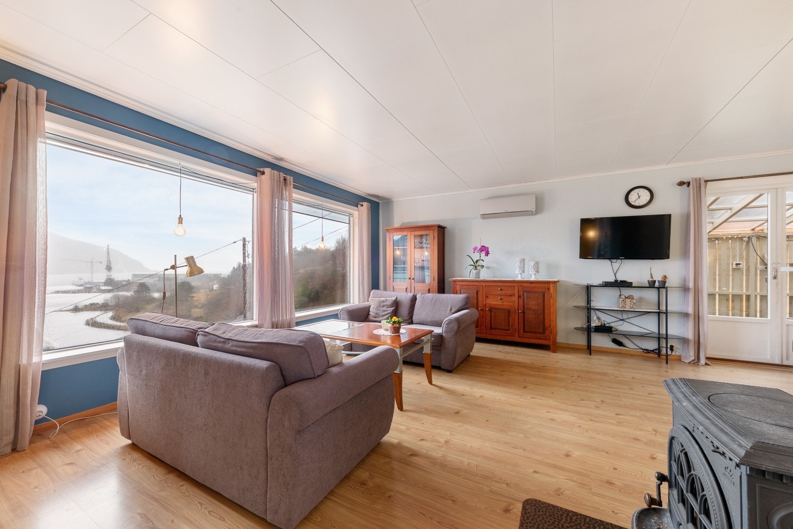 Romsleg stove med plass til fleire sitjegrupper og flott utsikt mot fjorden Galleribilde