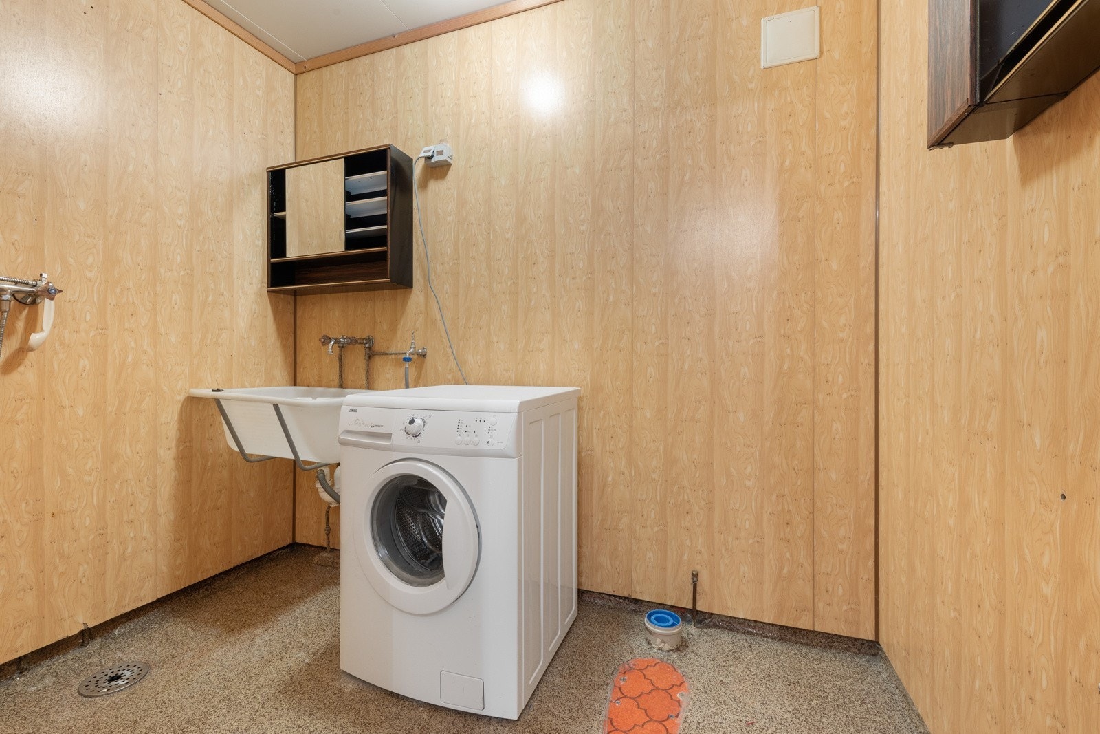 Eldre vaskerom med epoxy på golv og baderomsplater på vegg Galleribilde