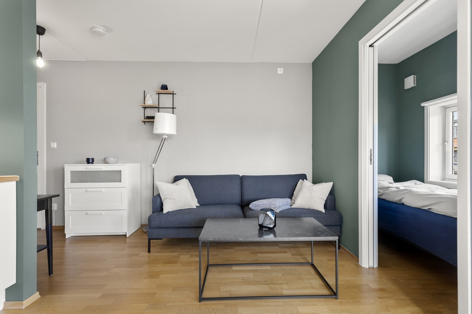 Fint plass til en sofa med tilhørende møblement. Galleribilde