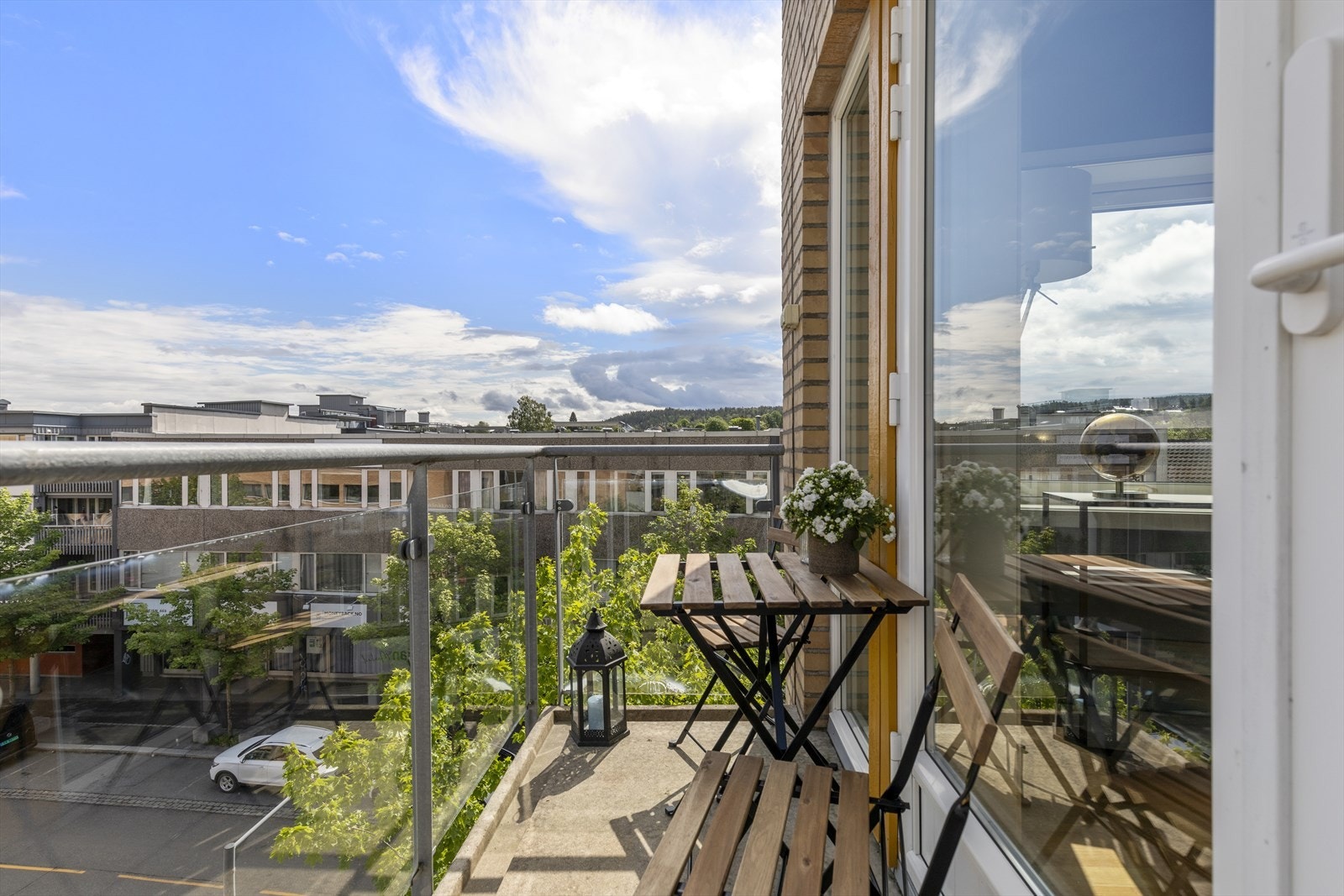Hyggelig balkong på 3m² med plass til et par stoler og et bord. Galleribilde