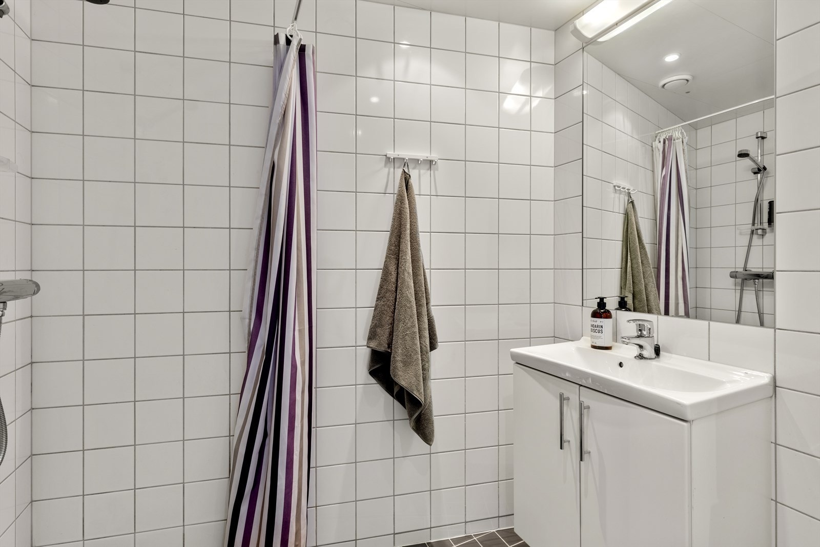 Badet har elektriske varmekabler i gulvet. Galleribilde