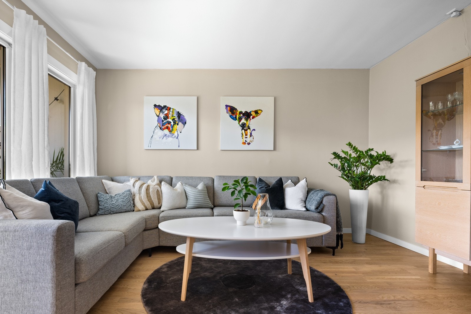 Det er nytt parkettgulv i alle rom med unntak av soverom og nymalte vegger og tak. Galleribilde