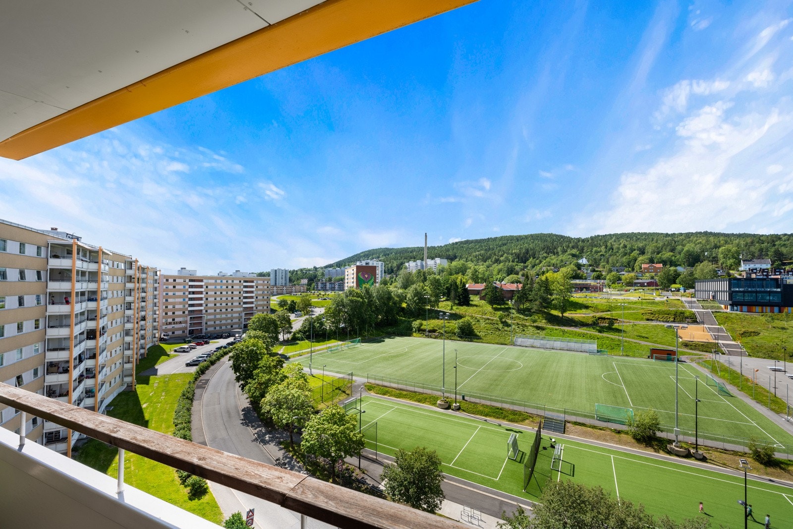 Fra leilighetens stue er det utgang til en koselig, delvis overbygd balkong på ca. 9 kvm. Galleribilde