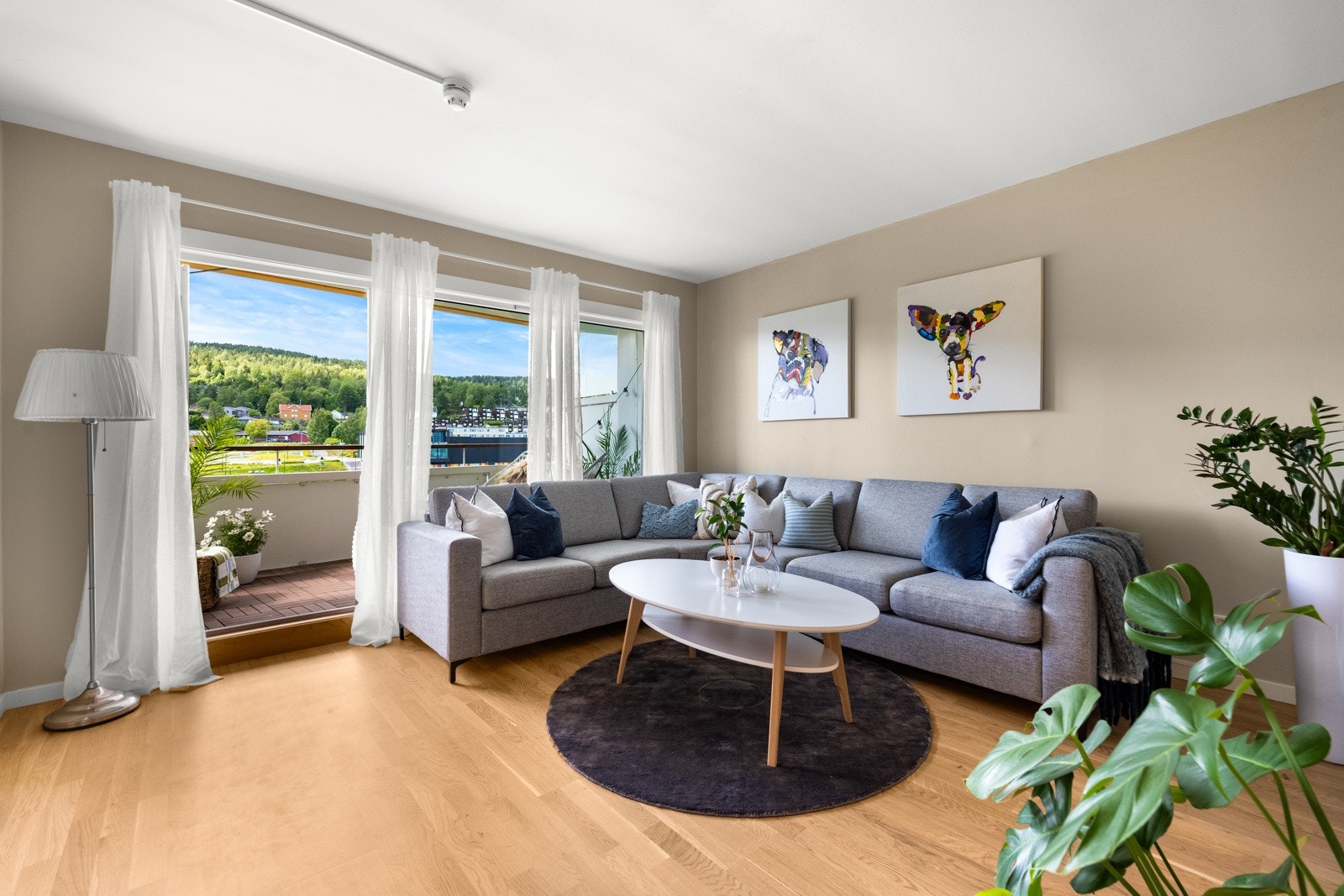 Stuen og kjøkkenet ligger i en delvis åpen løsning. Rommet har parkett på gulvet, og veggene er malt i en lys, behagelig farge. Galleribilde